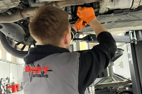 SHIFT autoservis-Slika12 Automehaničar radi automehaniku na automobilu.
