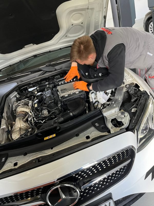 Automehaničar mijenja filter zraka u automobilu marke Mercedes-Benz