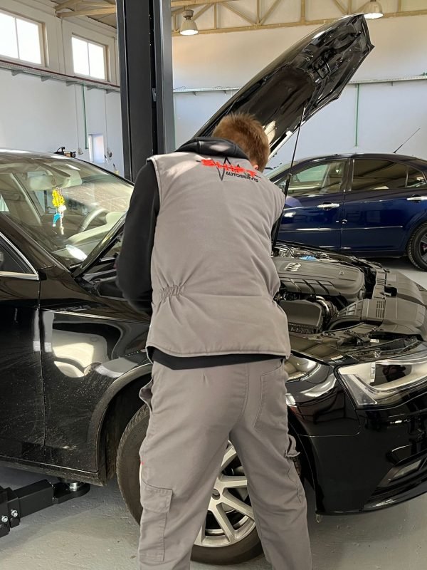 Automehaničar servisira automobil marke Audi.