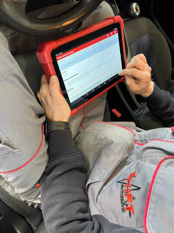 Automehaničar otklanja kvar sa vozila putem dijagnostike.