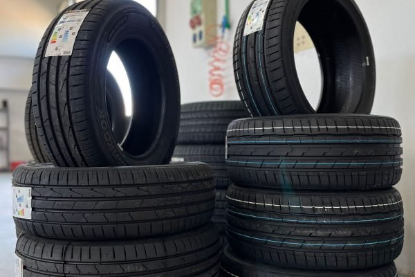 Nove gume spremne za montiranje na vozilo.