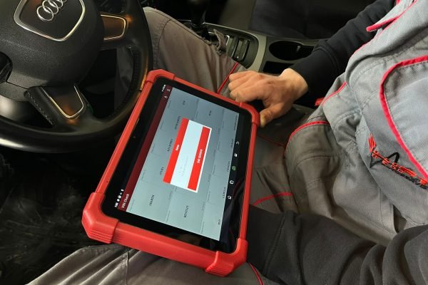 SHIFT autoservis-Slika8 Automehaničar dijagnosticira kvar u automobilu putem OBD 2.